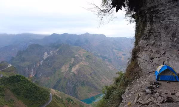 Cắm trại trên vách đá trắng “view triệu đô” ngắm hẻm Tu Sản ở Hà Giang