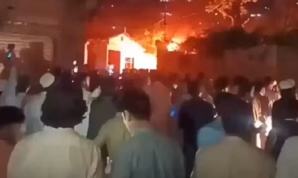 Đám đông đánh chết, thiêu thi thể người bị nghi đốt kinh Koran