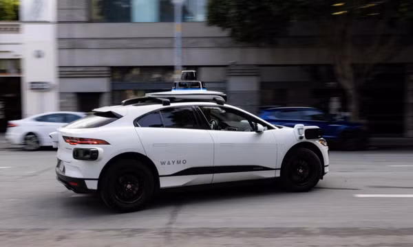 Waymo triệu hồi 672 xe tự hành sau vụ đâm cột điện
