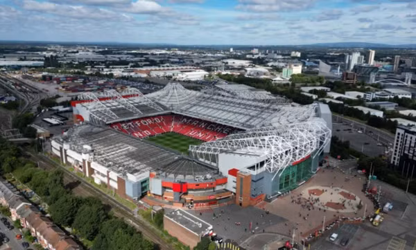 Man Utd đổi tên Old Trafford, lấy tiền?