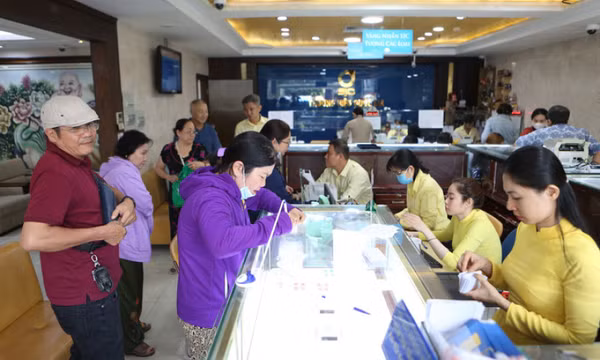 Giá vàng giảm nhanh trong vài phút, còn 81 triệu đồng/lượng