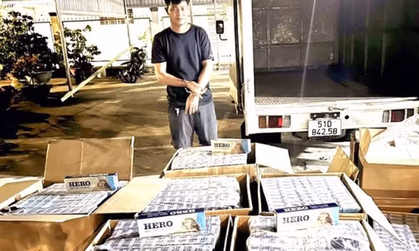 Bắt quả tang đối tượng chở 13.000 gói thuốc lá nhập lậu vào Long An