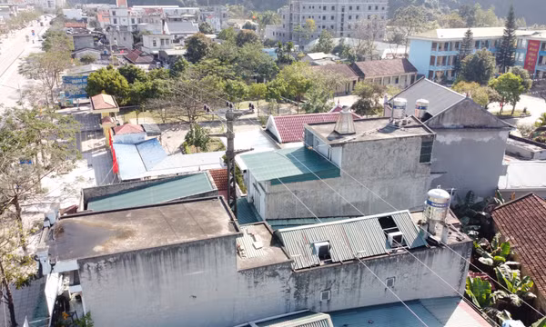 Thay thế, điều chỉnh các cột điện nằm giữa các tuyến đường liên khu trên địa bàn TP Cẩm Phả