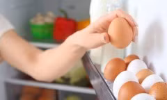 Có nên rửa trứng trước khi bỏ vào tủ lạnh?