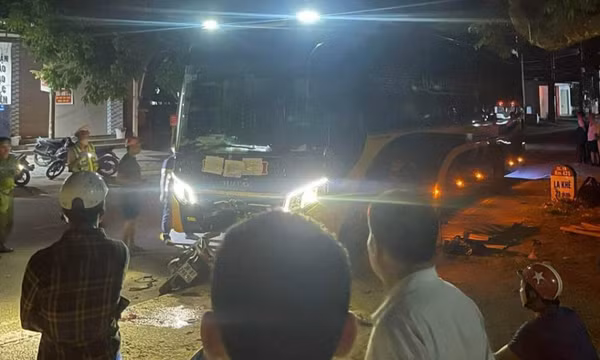 Xe máy tông trực diện ô tô khách, 2 thanh niên tử vong