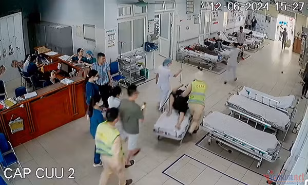 Gặp thiếu niên bị tím tái bên đường, CSGT kịp thời đưa đi cấp cứu