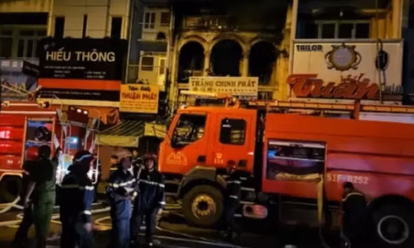 Cháy nhà hai tầng ở TP Hồ Chí Minh, 1 phụ nữ được cứu thoát
