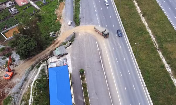 Công an Thanh Hóa tìm người nhận 3 triệu để mở rào chắn cho xe tải chở đất quay đầu trên cao tốc