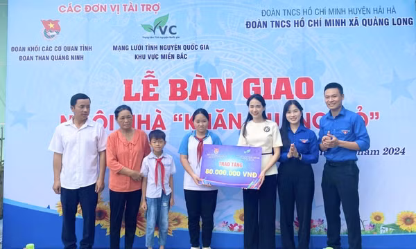 Bàn giao nhà “Khăn quàng đỏ” cho học sinh nghèo tại Hải Hà