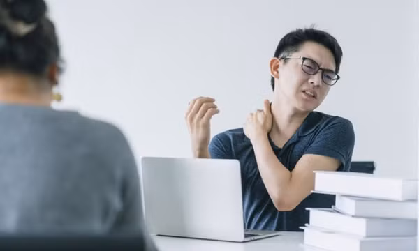 Ngồi quá nhiều dễ bị bệnh tim mạch, thoát vị đĩa đệm, thậm chí tử vong