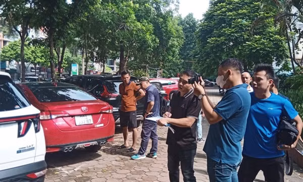 Điều tra vụ hàng loạt xế hộp bị đập kính trong đêm ở Hà Nội