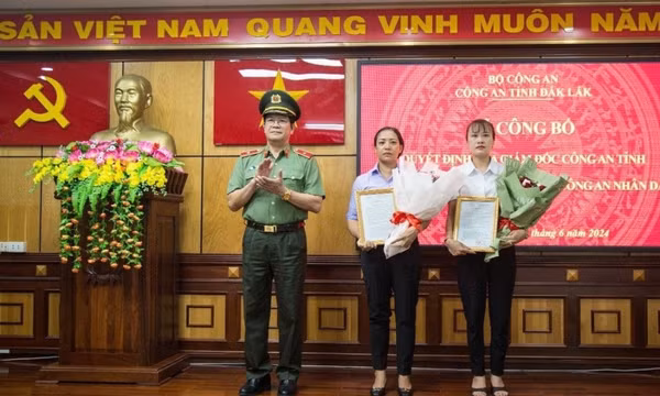 Hai người vợ liệt sĩ trong vụ khủng bố ở Đắk Lắk được tuyển dụng vào ngành công an