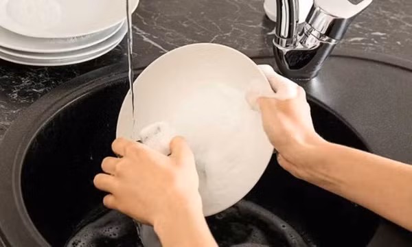 Mẹo làm cốc chén, bát đĩa sáng như mới