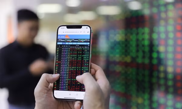 VN-Index vượt 1.300 điểm