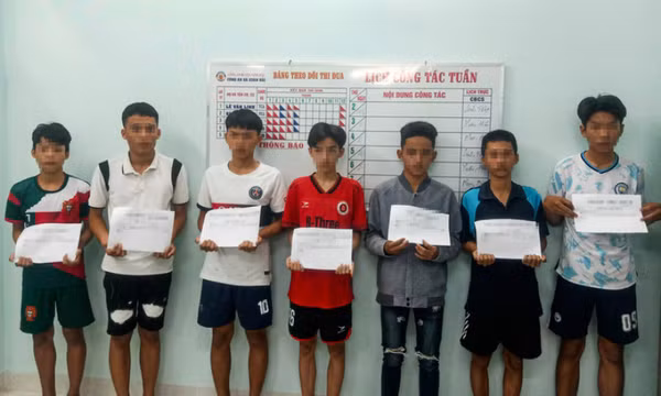 10 thanh thiếu niên đứng trên cầu vượt, ném đá xuống cao tốc Cam Lâm - Vĩnh Hảo