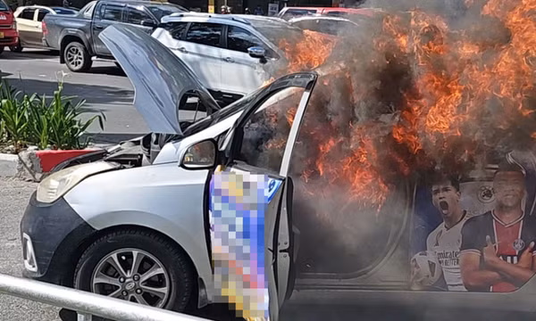 Taxi bốc cháy rực lửa trên đường ở Hà Nội