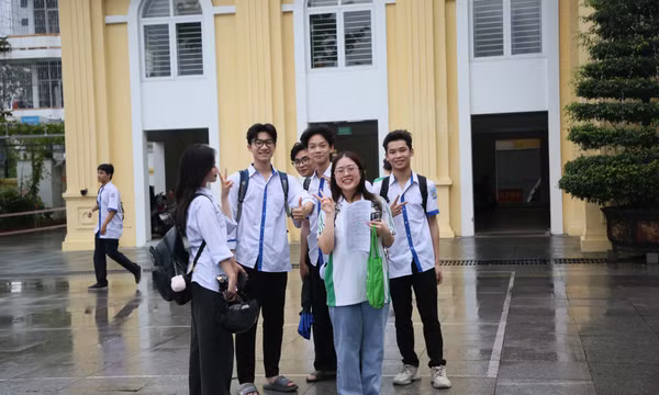Sĩ tử hoàn thành bài thi Ngoại ngữ, kết thúc Kỳ thi tốt nghiệp THPT năm 2024