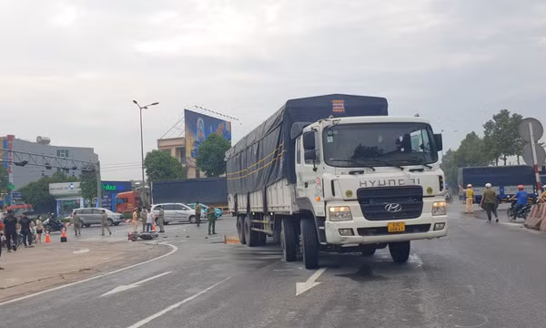 Xe tải ôm cua cán chết bé trai 9 tuổi tại giao lộ ở Bình Dương