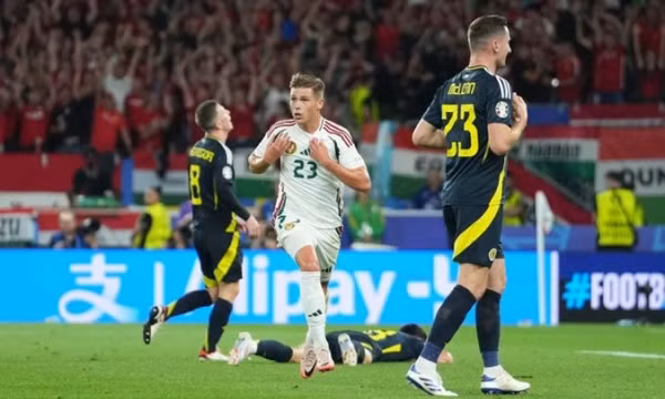 Hungary loại Scotland ở phút 100