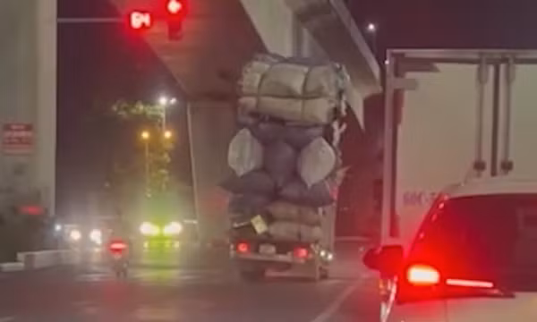 Xử phạt chủ xe tải chở hàng phế liệu cao ngất ngưởng, vượt đèn đỏ ở Hà Nội