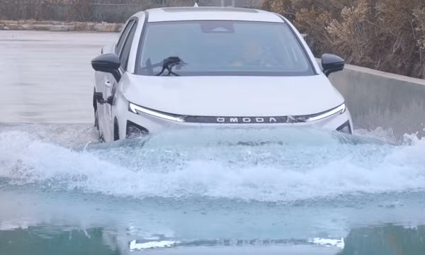 Lái xe điện trong lúc trời mưa, đường ngập nước liệu có an toàn?