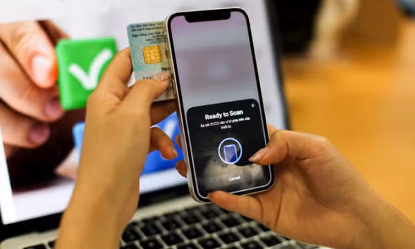 Chật vật quét CCCD để xác thực sinh trắc học