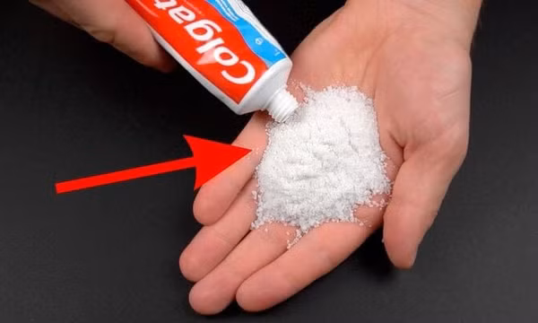Tác dụng bất ngờ khi trộn muối với kem đánh răng
