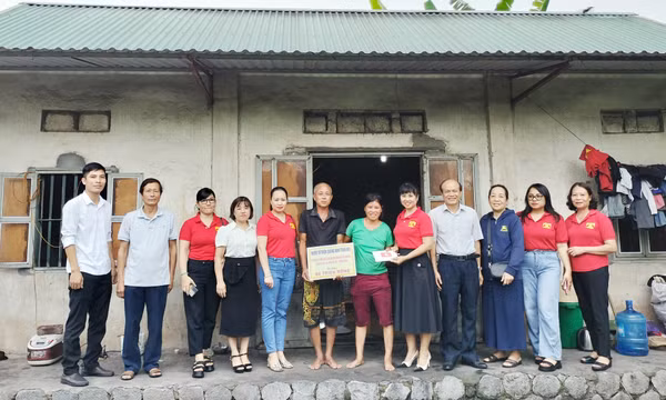 Trao hỗ trợ xây dựng nhà và đỡ đầu cho học sinh khuyết tật