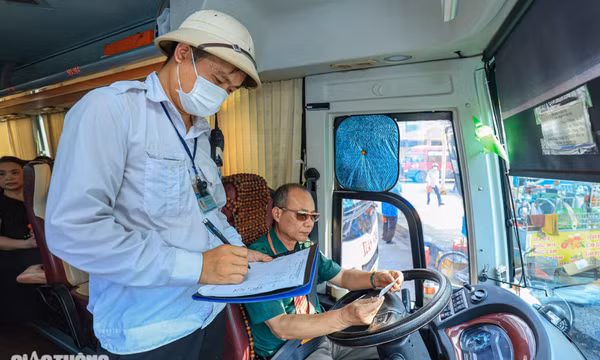 Chính thức: Tăng độ tuổi hành nghề lái xe từ 1/1/2025