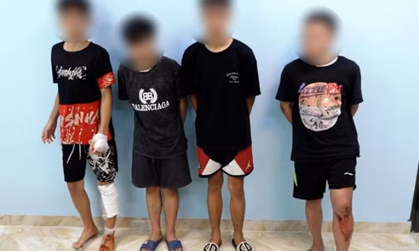 Tạm giữ nhóm đối tượng đi xe máy đánh võng, đâm vào người đi đường trên cầu Nhật Tân