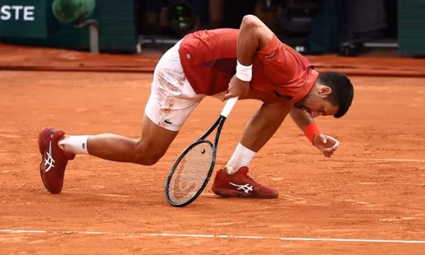 Djokovic thoát hiểm ở Roland Garros dù chấn thương