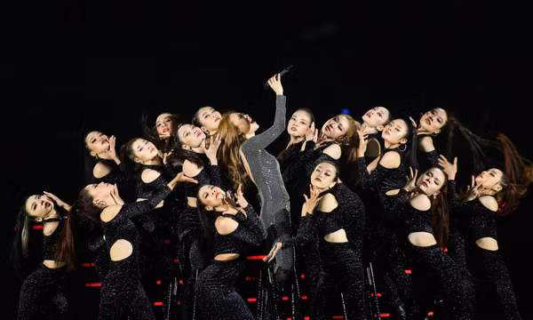 Ca sĩ Việt lấy tiền ở đâu để làm live show hàng chục tỷ đồng?