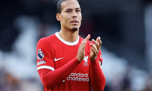 Đội bóng của Ronaldo trả lương 'khủng' chiêu dụ Van Dijk