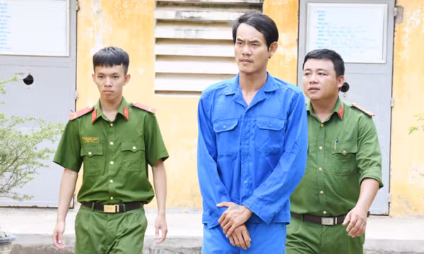Mua 11 khẩu súng về nhà cất giữ