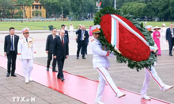 Tổng thống Nga viếng Lăng Chủ tịch Hồ Chí Minh, tưởng niệm các anh hùng liệt sỹ