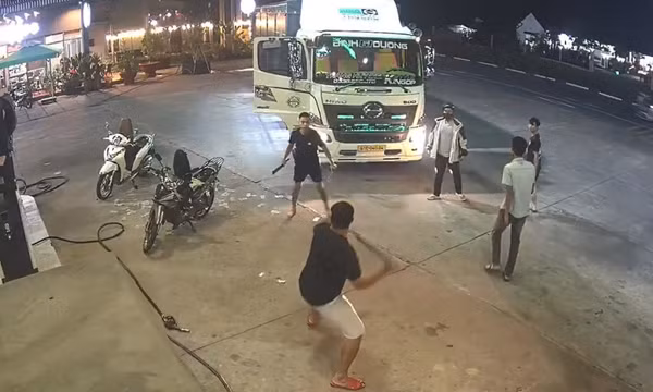 Nhóm người chém nhau loạn xạ tại cây xăng ở Bình Dương