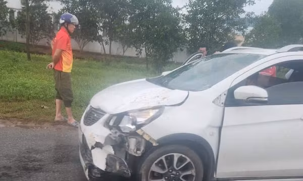 Tai nạn xe đạp điện và ô tô đi ngược chiều, một phụ nữ tử vong