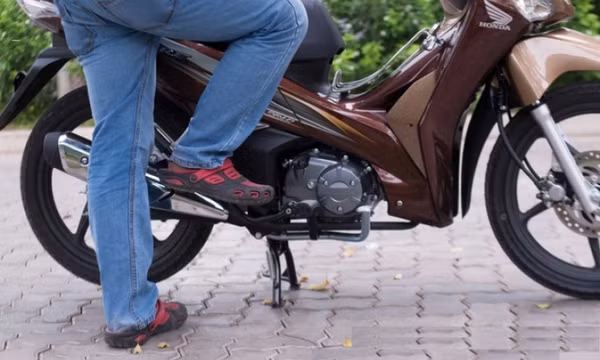 Dấu hiệu cho thấy ắc quy xe máy bị yếu?