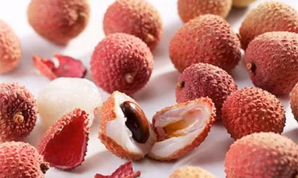 Trẻ bị hóc dị vật do ăn hoa quả, cha mẹ cần làm ngay những điều này