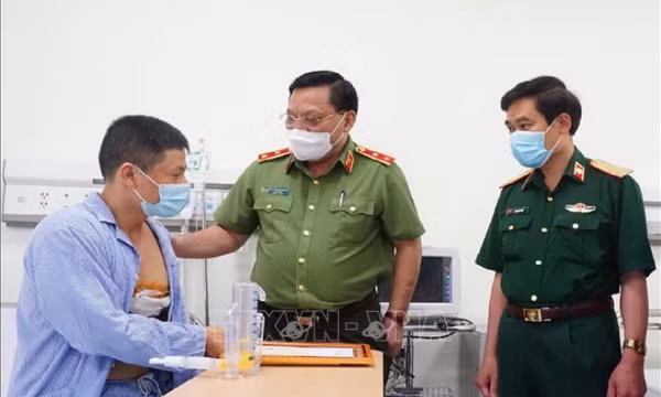 Lãnh đạo Bộ Công an gửi thư khen lái xe dũng cảm khống chế đối tượng truy nã đặc biệt