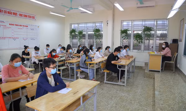 Thí sinh dự thi tuyển sinh vào lớp 10 nhận thẻ dự thi và nghe phổ biến quy chế thi