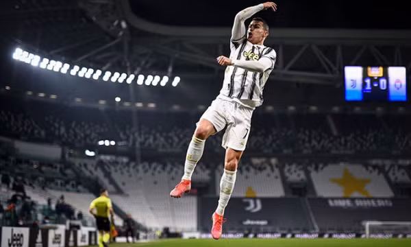 Ronaldo đi vào lịch sử bóng đá thế giới