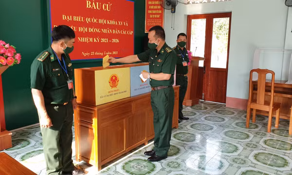 Chiến sĩ quân hàm xanh hoàn thành nhiệm vụ "kép" trong ngày bầu cử