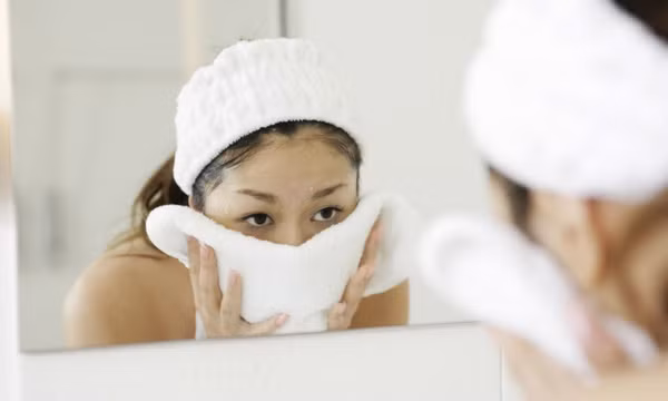 Cách làm sạch da tiết kiệm bằng khăn nóng