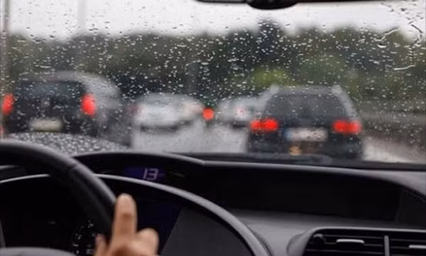 Đang điều khiển ôtô bị sét đánh: Việc cần làm ngay để đảm bảo an toàn