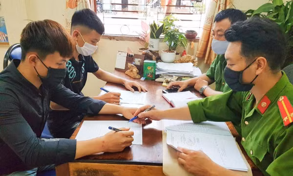 Hai thanh niên trèo tường vào khu cách ly thăm bạn gái là F1