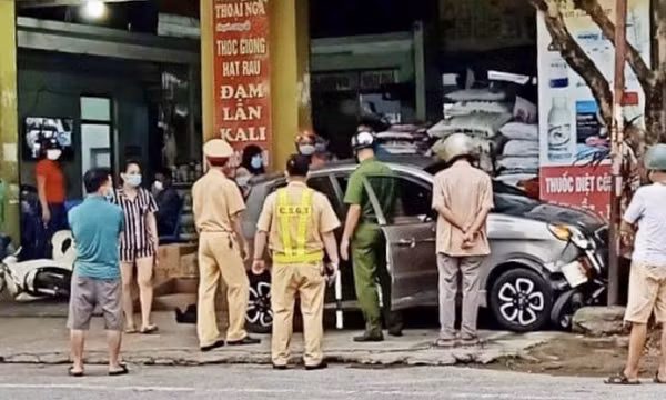 Xe ô tô đâm liên hoàn 4 xe máy, 1 người bị thương