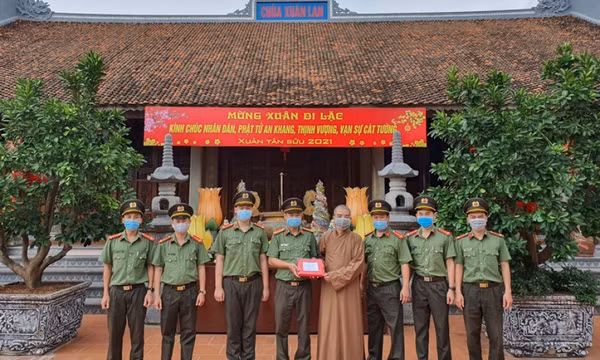 Công an thành phố Móng Cái thăm, chúc mừng Đại lễ Phật đản năm 2021