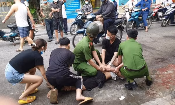 Khống chế thanh niên chặn ô tô “xin đểu” tài xế, đánh Công an
