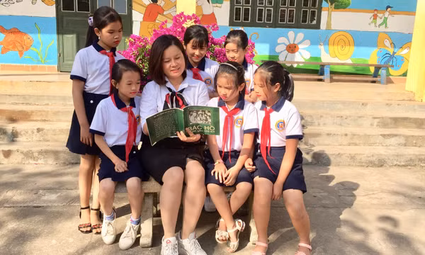 Cô giáo Tổng phụ trách Đội hết lòng vì học sinh vùng cao